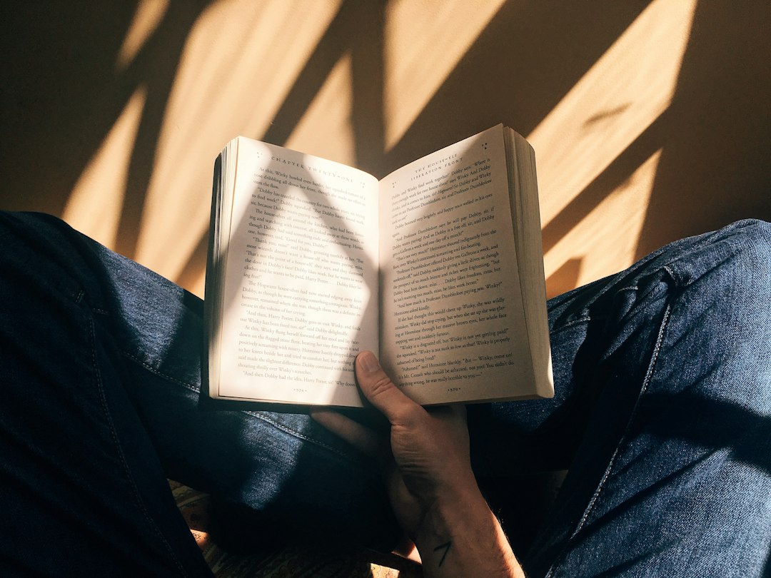 Kitap okuyan ve düşünen kişi